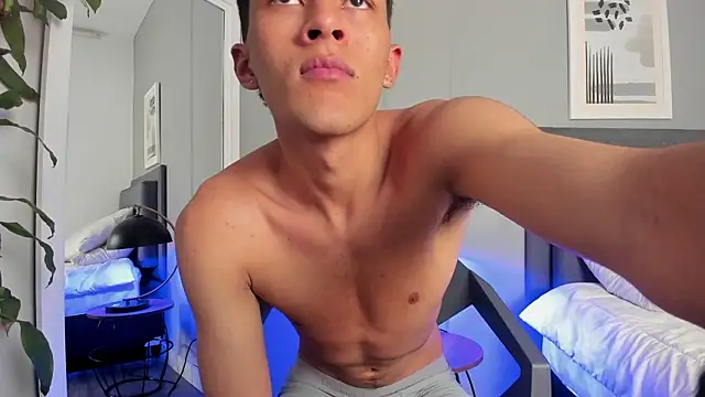 Tylerffoxx online show from October 2025 08:29:02 PM