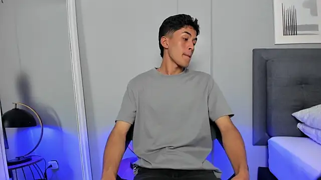 Tylerffoxx online show from November 2025 07:36:01 PM