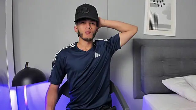 Tylerffoxx online show from April 2026 08:20:01 PM