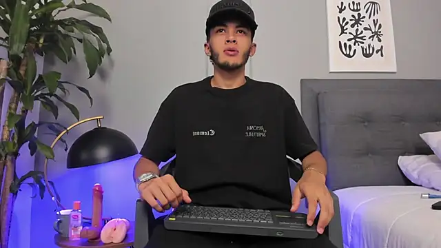 Tylerffoxx online show from July 2026 09:36:02 PM
