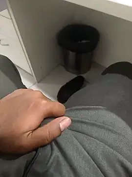 hotboy43339 online show from February 2026 05:19:01 PM