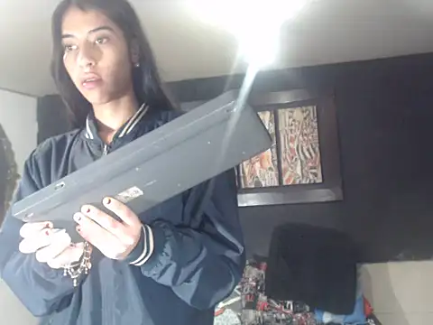 Snapshot of Dara-montenegro chatting on October 2025 12:13:01 AM Dara-montenegro online show from October 2025 12:13:01 AM