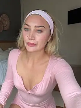 Snapshot of auriangel chatting on March 2026 02:06:02 AM auriangel online show from March 2026 02:06:02 AM