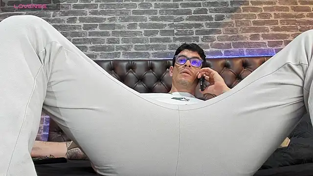 Snapshot of damian_bull chatting on May 2026 01:05:02 PM damian bull online show from May 2026 01:05:02 PM