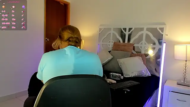 MikaelaStone online show from December 2025 10:32:01 AM