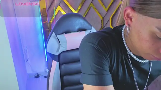 Snapshot of Dom_venena chatting on December 2025 06:56:01 PM Dom venena online show from December 2025 06:56:01 PM