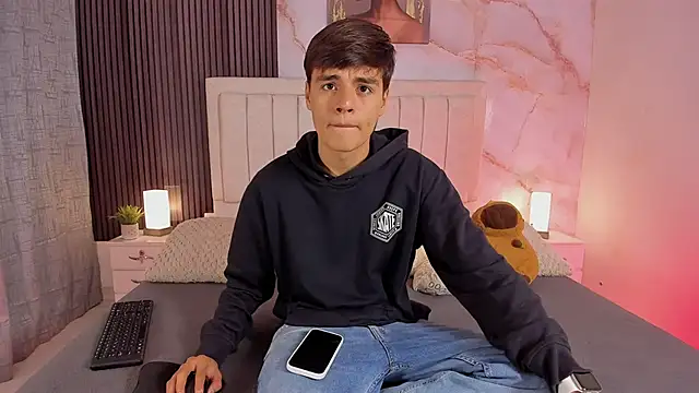 Snapshot of sweet_petter chatting on November 2025 01:37:02 PM sweet petter online show from November 2025 01:37:02 PM