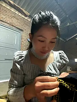 Huong-Ly online show from November 2025 01:55:01 AM