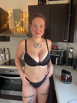 Snapshot of ManjaWinkler chatting on December 2025 08:19:01 AM ManjaWinkler online show from December 2025 08:19:01 AM