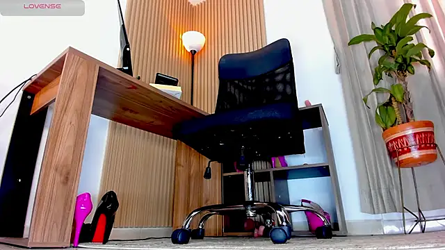 Anastacia lestrange online show from November 2025 05:13:01 PM