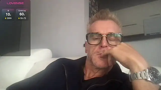 Snapshot of Axl_hot chatting on September 2025 12:32:01 PM Axl hot online show from September 2025 12:32:01 PM