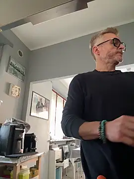 Axl hot online show from March 2026 10:33:02 AM