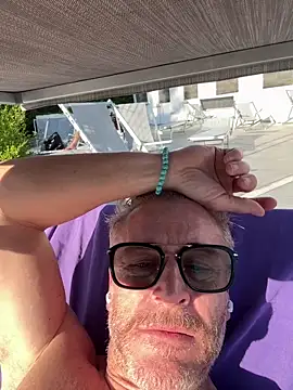 Axl hot online show from April 2026 04:01:02 PM