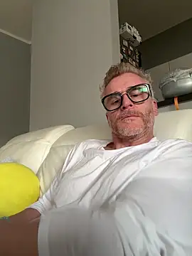 Axl hot online show from April 2026 05:17:01 PM