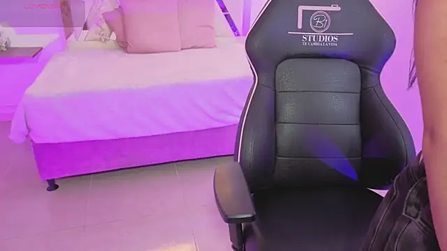 ZURY TAY online show from October 2025 11:40:01 AM