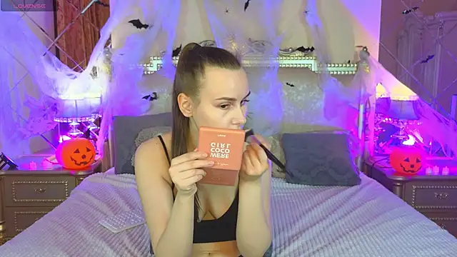 Kelly Cartier online show from October 2025 12:42:02 PM