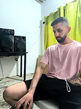 giannis090 online show from November 2025 08:33:02 PM