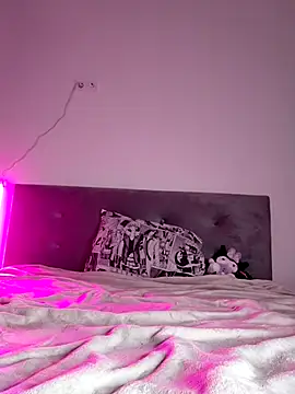 DragonFoxie online show from December 2025 02:00:02 PM