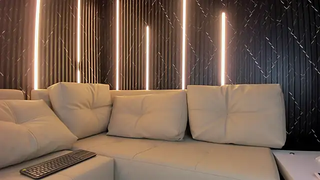 VioletRose as online show from April 2026 11:46:01 PM