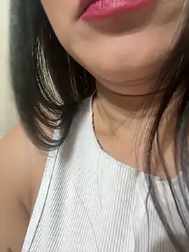 Snapshot of ReinaChloe chatting on May 2026 04:09:01 AM ReinaChloe online show from May 2026 04:09:01 AM