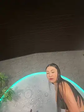 Snapshot of ReinaChloe chatting on June 2026 04:20:02 PM ReinaChloe online show from June 2026 04:20:02 PM