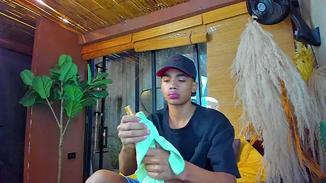 AlanCutee online show from November 2025 12:42:01 PM