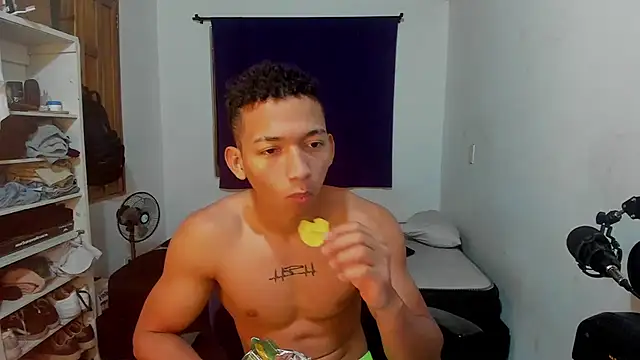 Snapshot of JuanchiT66 chatting on October 2025 03:58:02 AM JuanchiT66 online show from October 2025 03:58:02 AM