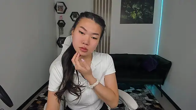 Snapshot of LunaPurrr chatting on October 2025 02:36:02 AM LunaPurrr online show from October 2025 02:36:02 AM