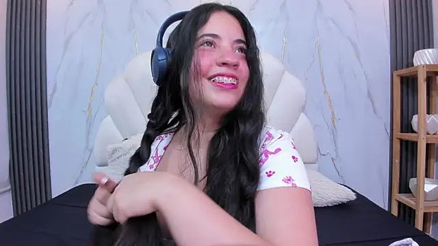 Nicol Chang online show from November 2025 08:10:01 PM