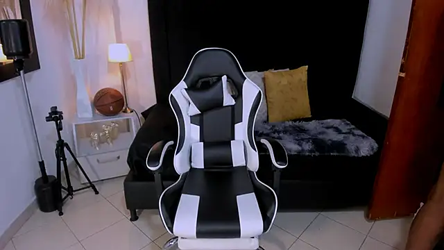 chrstian lewis1 online show from November 2025 02:07:01 PM