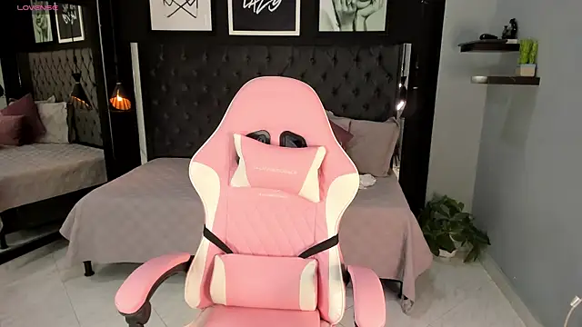 kitty collins  online show from September 2025 11:11:01 AM