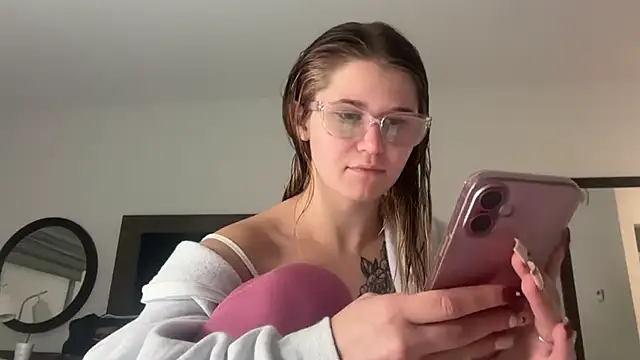 Snapshot of Riley_ray69 chatting on October 2025 02:51:02 AM Riley ray69 online show from October 2025 02:51:02 AM