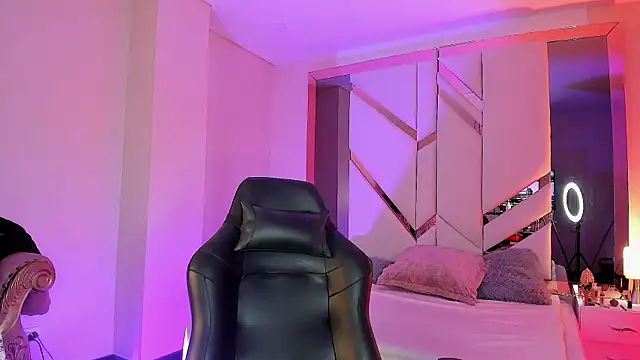 Snapshot of EmmaStonns chatting on November 2025 11:12:02 AM EmmaStonns online show from November 2025 11:12:02 AM