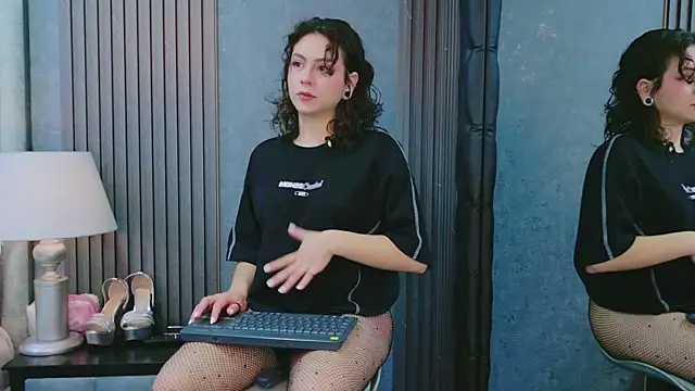 Snapshot of AtheneaCross chatting on November 2025 08:01:01 PM AtheneaCross online show from November 2025 08:01:01 PM