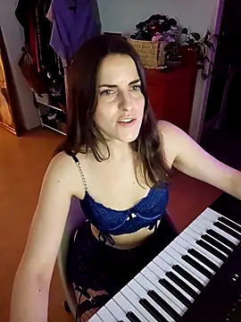 Snapshot of BelleFelicitas chatting on November 2025 06:10:01 PM BelleFelicitas online show from November 2025 06:10:01 PM