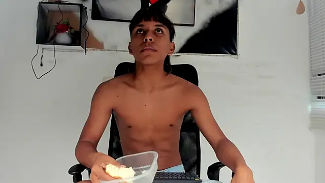 tyler twink boy online show from November 2025 12:41:02 PM