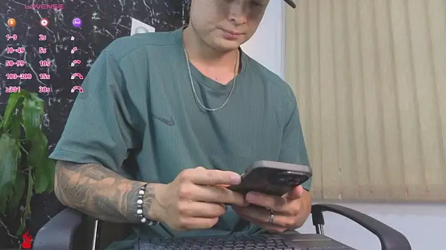 Snapshot of Alexander_ferre chatting on April 2026 11:09:01 AM Alexander ferre online show from April 2026 11:09:01 AM