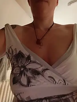 Snapshot of Sophierob1 chatting on June 2026 06:49:01 AM Sophierob1 online show from June 2026 06:49:01 AM