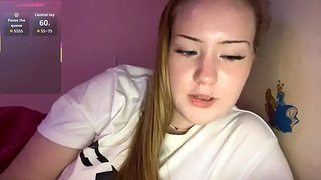 Snapshot of PandaFluff chatting on September 2025 05:23:01 PM PandaFluff online show from September 2025 05:23:01 PM