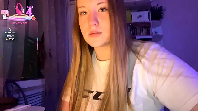 Snapshot of PandaFluff chatting on September 2025 09:59:02 PM PandaFluff online show from September 2025 09:59:02 PM