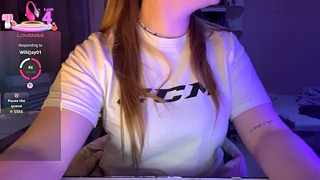 Snapshot of PandaFluff chatting on September 2025 05:37:01 PM PandaFluff online show from September 2025 05:37:01 PM