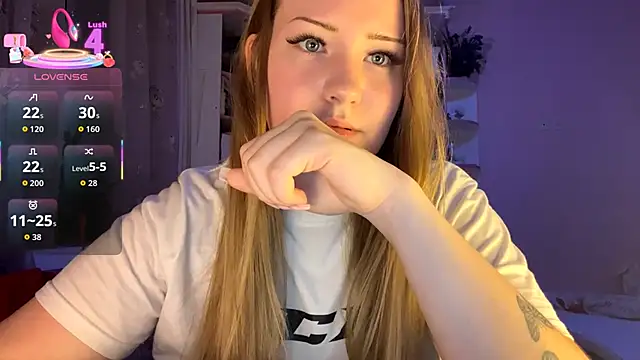 Snapshot of PandaFluff chatting on September 2025 05:14:01 PM PandaFluff online show from September 2025 05:14:01 PM