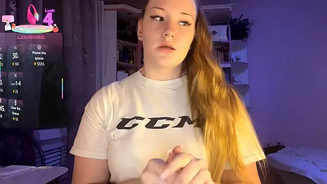 Snapshot of PandaFluff chatting on September 2025 06:11:02 PM PandaFluff online show from September 2025 06:11:02 PM