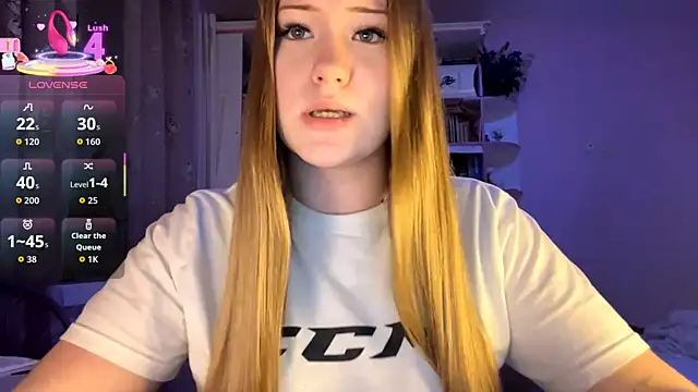 Snapshot of PandaFluff chatting on September 2025 04:21:02 PM PandaFluff online show from September 2025 04:21:02 PM