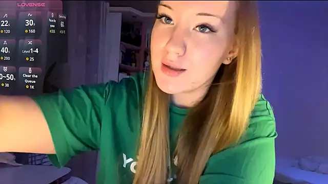 Snapshot of PandaFluff chatting on October 2025 04:13:02 PM PandaFluff online show from October 2025 04:13:02 PM