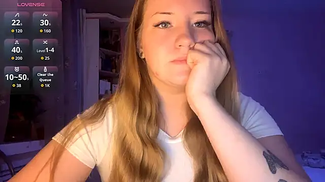 Snapshot of PandaFluff chatting on October 2025 03:09:02 PM PandaFluff online show from October 2025 03:09:02 PM