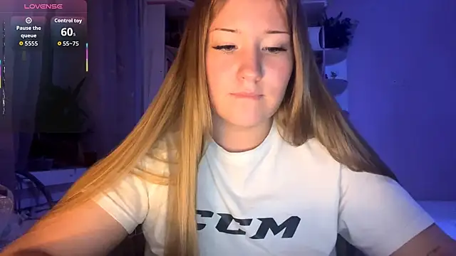 Snapshot of PandaFluff chatting on October 2025 05:00:01 PM PandaFluff online show from October 2025 05:00:01 PM