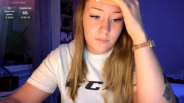 Snapshot of PandaFluff chatting on October 2025 03:55:01 PM PandaFluff online show from October 2025 03:55:01 PM