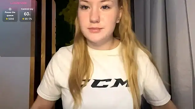 Snapshot of PandaFluff chatting on October 2025 04:20:02 PM PandaFluff online show from October 2025 04:20:02 PM