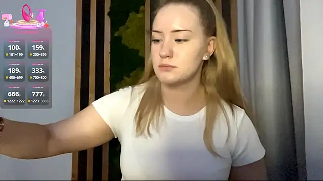 Snapshot of PandaFluff chatting on November 2025 04:40:02 PM PandaFluff online show from November 2025 04:40:02 PM